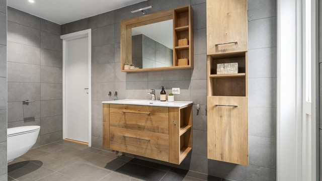 Badet ble pusset opp i 2019 og har flislagt gulv med gulvvarme og flislagte vegger. Malt innvendig tak med downlights
