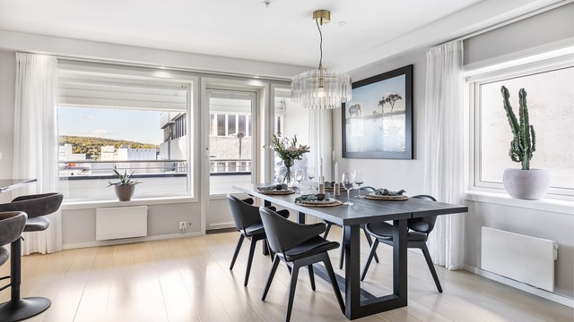 Mange vinduer skaper en luftig romfølelse og meget gode lysforhold i stuen. Det er likevel ikke innsyn fra annen boligbebyggelse.