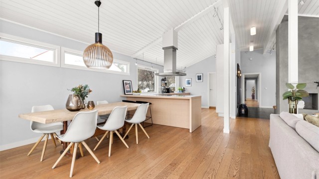 Kjøkkenøya fungerer som en naturlig avgrensning mot spisestuen og gir ekstra arbeidsflate.