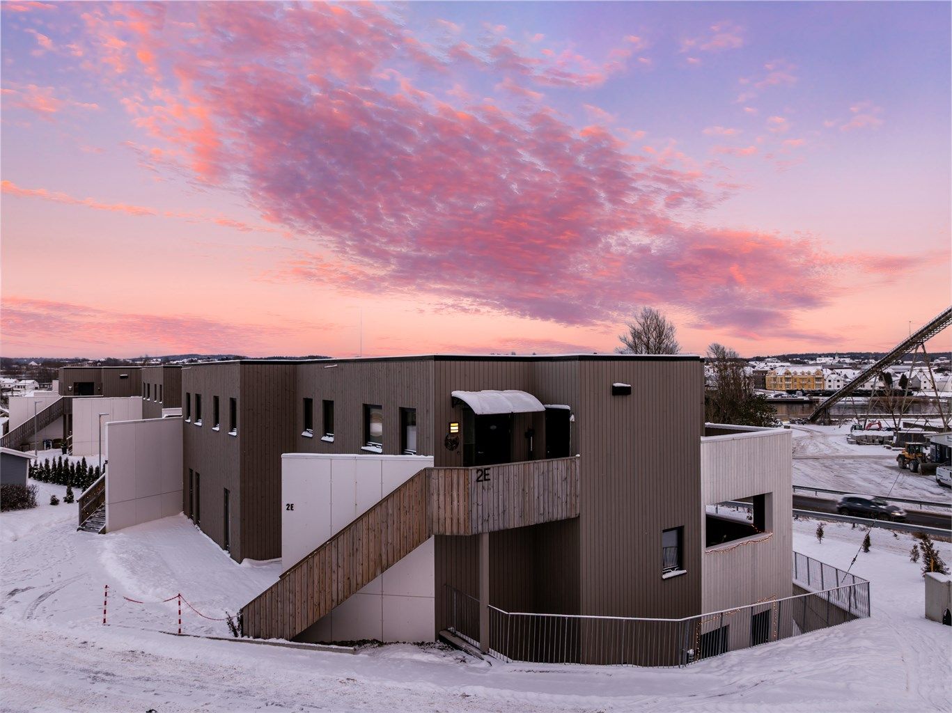 Leiligheten er en del av Nøklebytunet og kanskje den best beliggende i hele sameiet; i vestre ende av andre etasje.