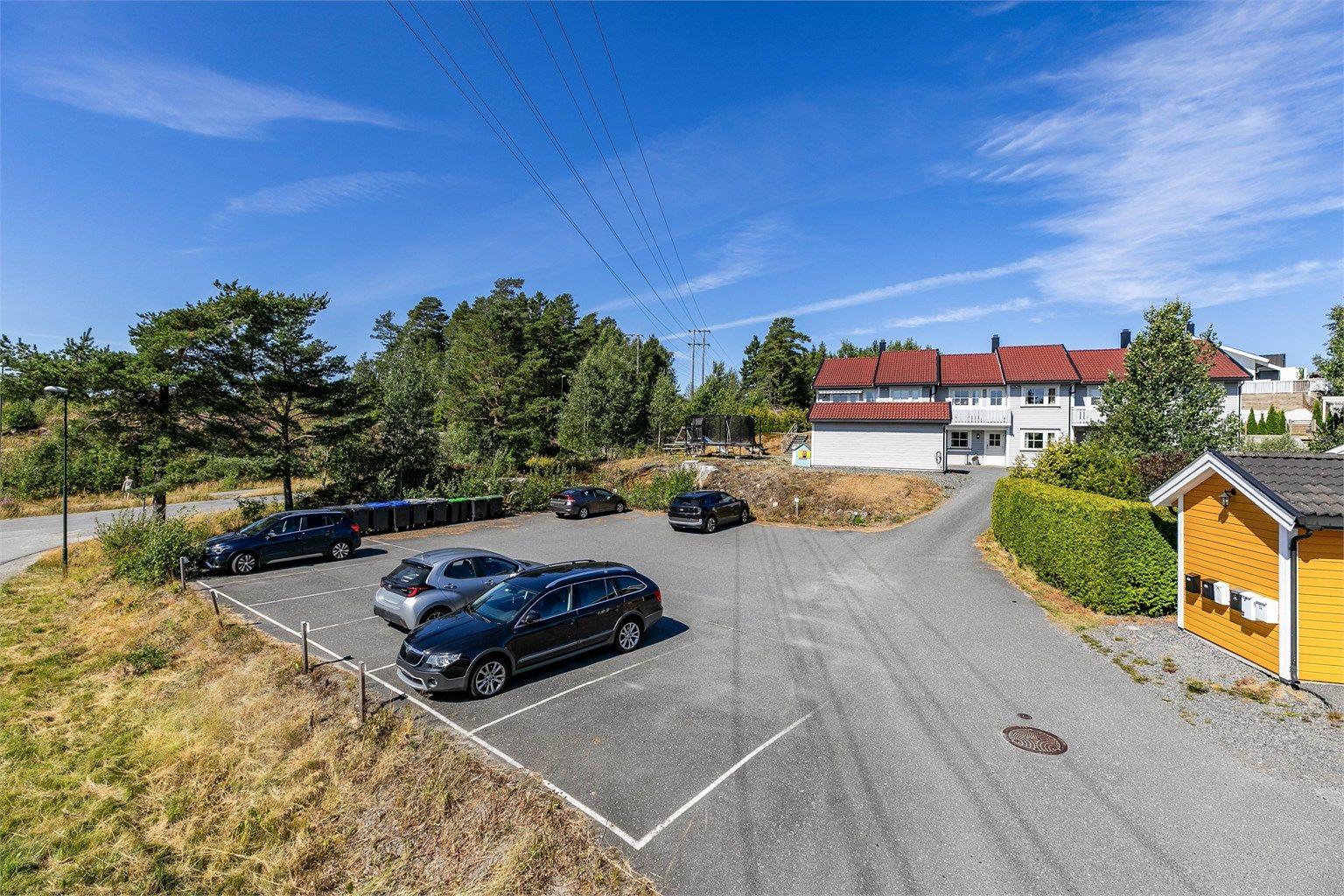 Boligen disponerer to biloppstillingsplasser på felles parkeringsområde. Her er det også parkering for besøkende.