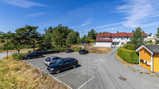 Boligen disponerer to biloppstillingsplasser på felles parkeringsområde. Her er det også parkering for besøkende.