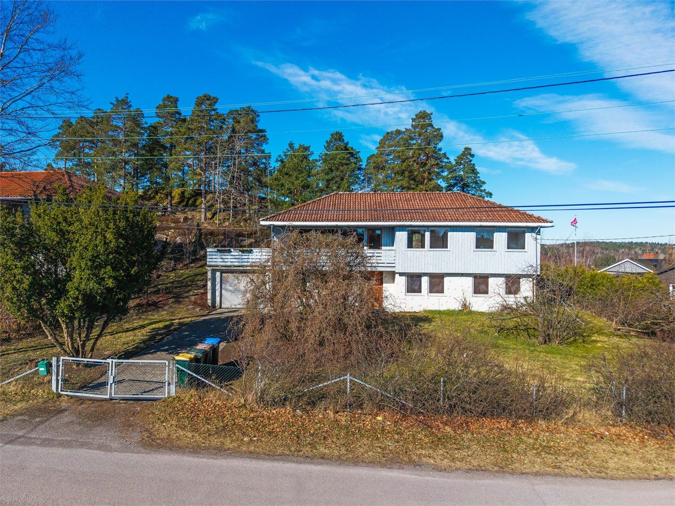 En innholdsrik enebolig med stort potensial, beliggende på en eiet tomt på 979 kvm.