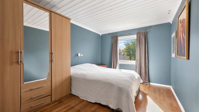 Soverommet er av god størrelse med plass til både en stor seng og garderobeskap