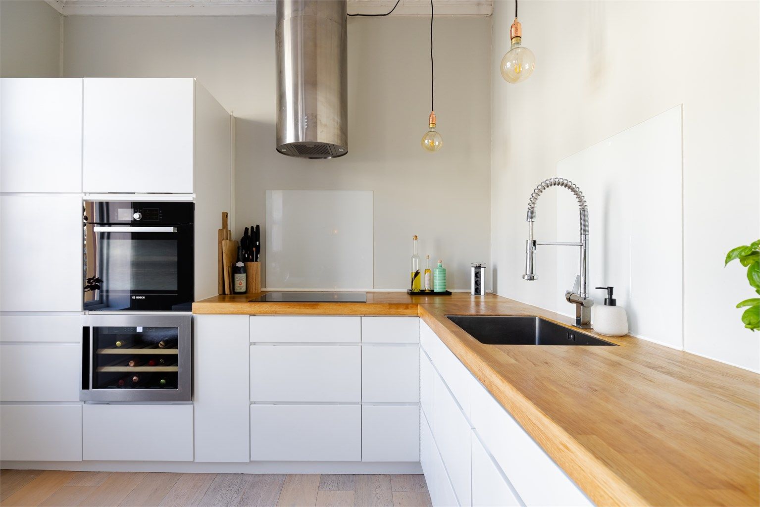 Integrerte hvitevarer bestående av kjøleskap med fryser, stekeovn, vinskap, samt oppvaskmaskin.