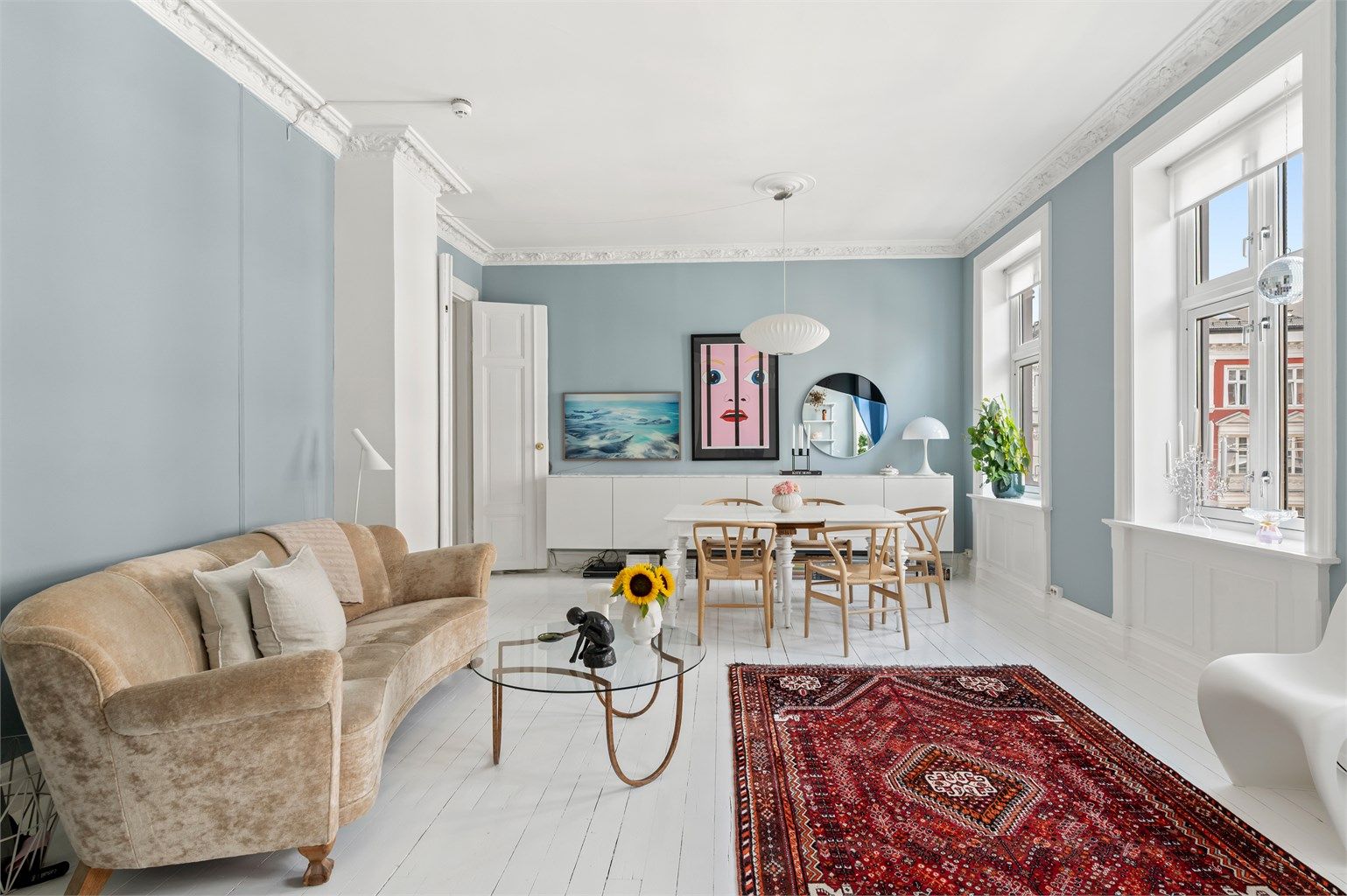 Nydelig stue med et behagelige fargevalg og raus takhøyde.