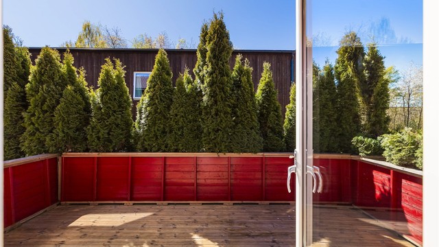 Terrassen har god størrelse og det er rikelig med plass til både sittegruppe og grill.