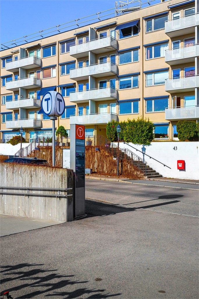 T-bane stasjonen ligger rett utenfor og tar deg inn til Oslo sentrum på noen få minutter. Den går også til Bekkestua sentrum den andre retningen