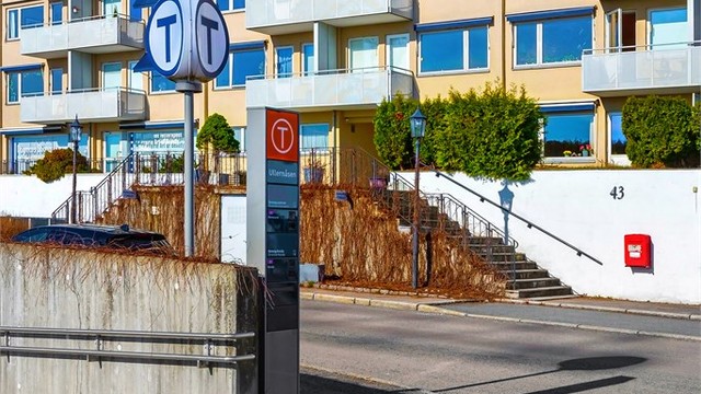 T-bane stasjonen ligger rett utenfor og tar deg inn til Oslo sentrum på noen få minutter. Den går også til Bekkestua sentrum den andre retningen