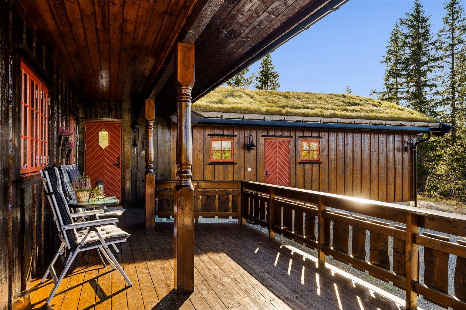 Overbygget inngangsparti og terrasse gir ly for vær og vind.