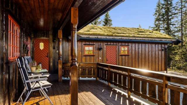 Overbygget inngangsparti og terrasse gir ly for vær og vind.