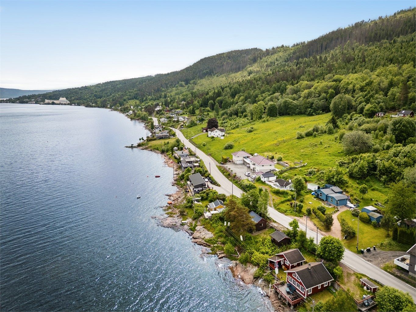 Området byr på naturskjønne omgivelser med gode muligheter for bading, båtliv og andre sjøaktiviteter.