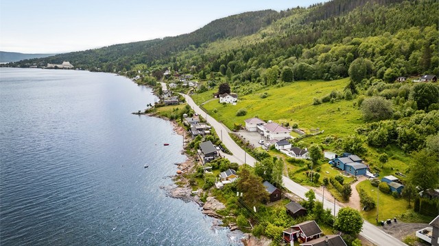 Området byr på naturskjønne omgivelser med gode muligheter for bading, båtliv og andre sjøaktiviteter.