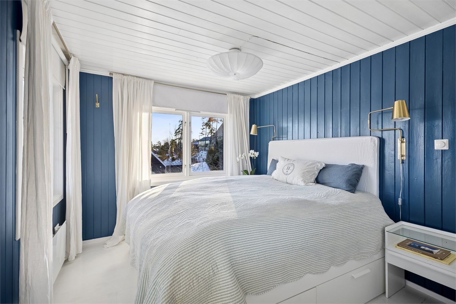 Her er det rikelig med plass til dobbeltseng og tilhørende nattbord.