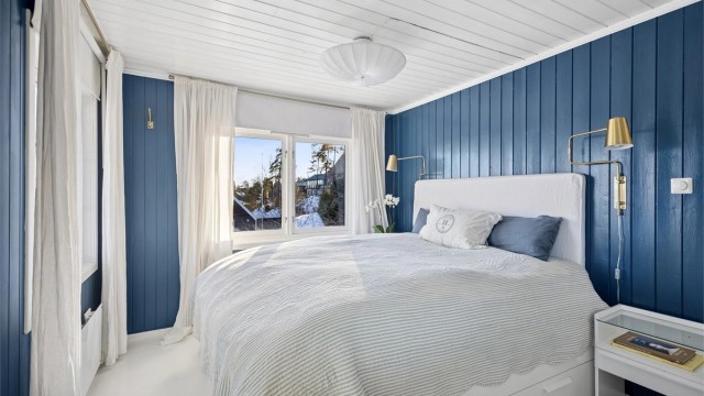 Her er det rikelig med plass til dobbeltseng og tilhørende nattbord.