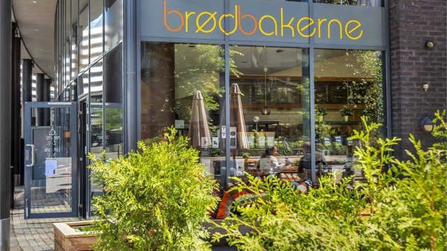 I Karenslyst Allé er det også et bredt utvalg av kafeer, klesforretninger, restauranter, apotek, helse, SATS treningssenter mm.