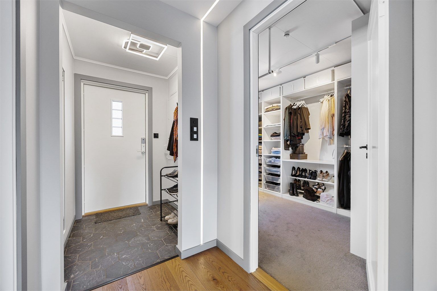 Leiligheten har totalt tre romslige soverom. 