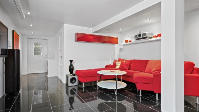 Kjellerstuen har direkte adkomst fra hovedstuen via trapp, og fremstår som trivelig. (Ikke godkjent til varig opphold)