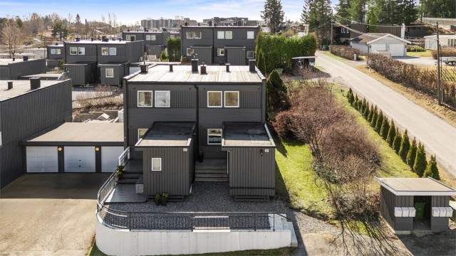 Velkommen til Korshagen 20A! Et familievennlig rekkehus med en praktisk planløsning, beliggende i et etablert og rolig nabolag på Skedsmokorset.