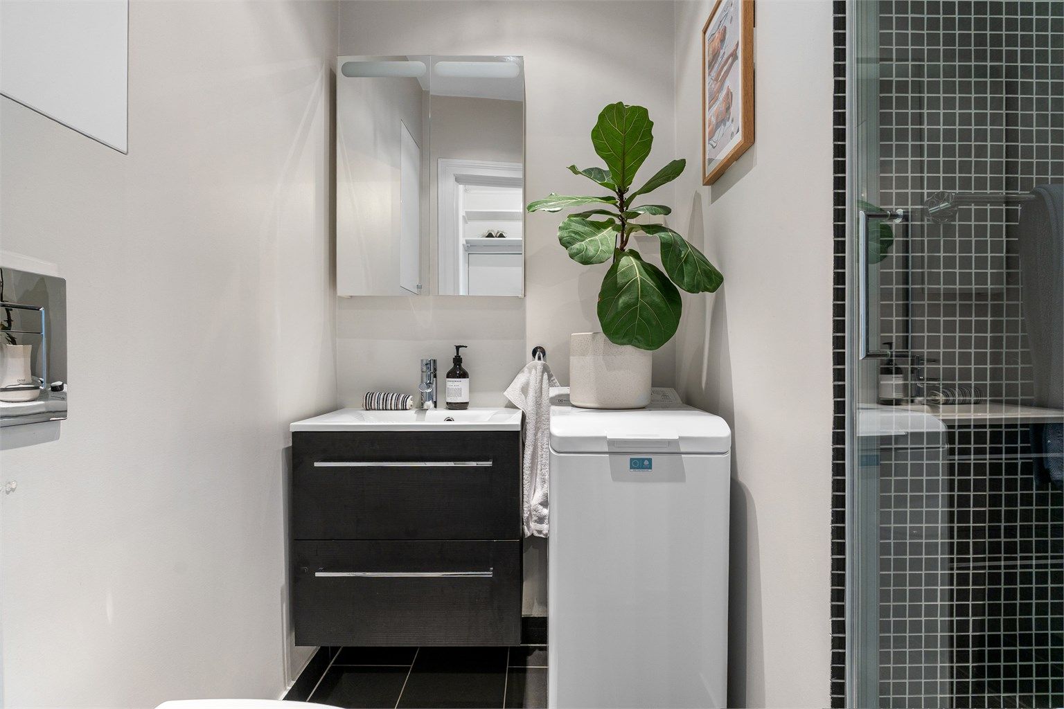 Badet ble oppgradert i 2009 og fremstår som funksjonelt og innbydende. Gulvet er flislagt med behagelig elektrisk gulvvarme.