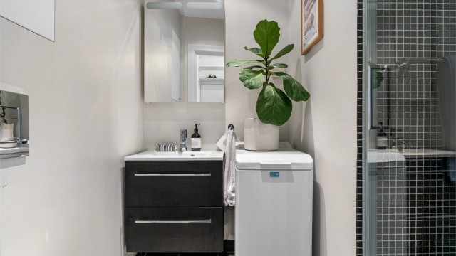 Badet ble oppgradert i 2009 og fremstår som funksjonelt og innbydende. Gulvet er flislagt med behagelig elektrisk gulvvarme.