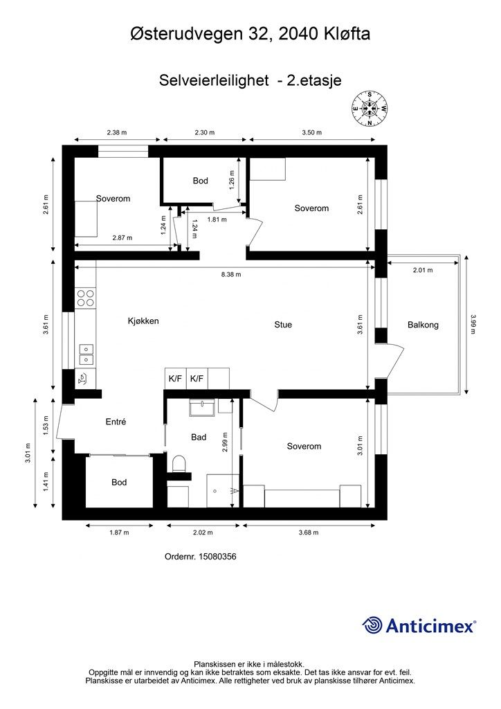 Leiligheten har en arealeffektiv planløsning på 82 m² som omfatter tre soverom, to boder og en åpen stue- og kjøkkenløsning.