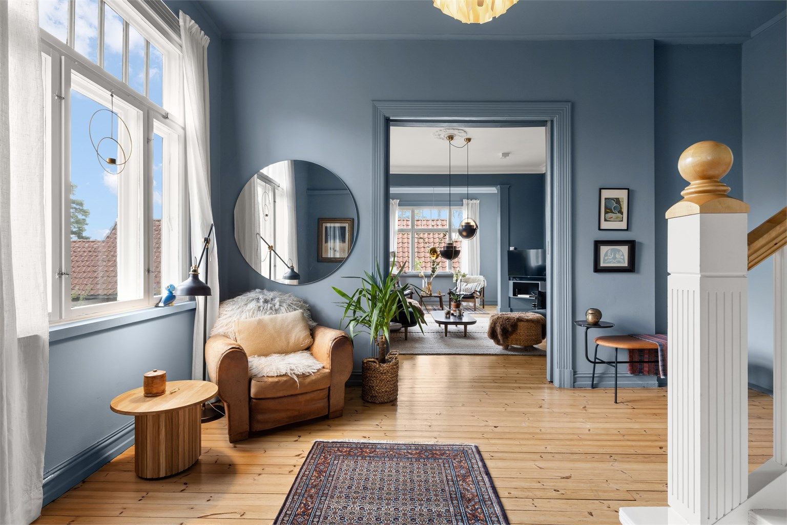 Romslig hall med originale tregulv og god takhøyde