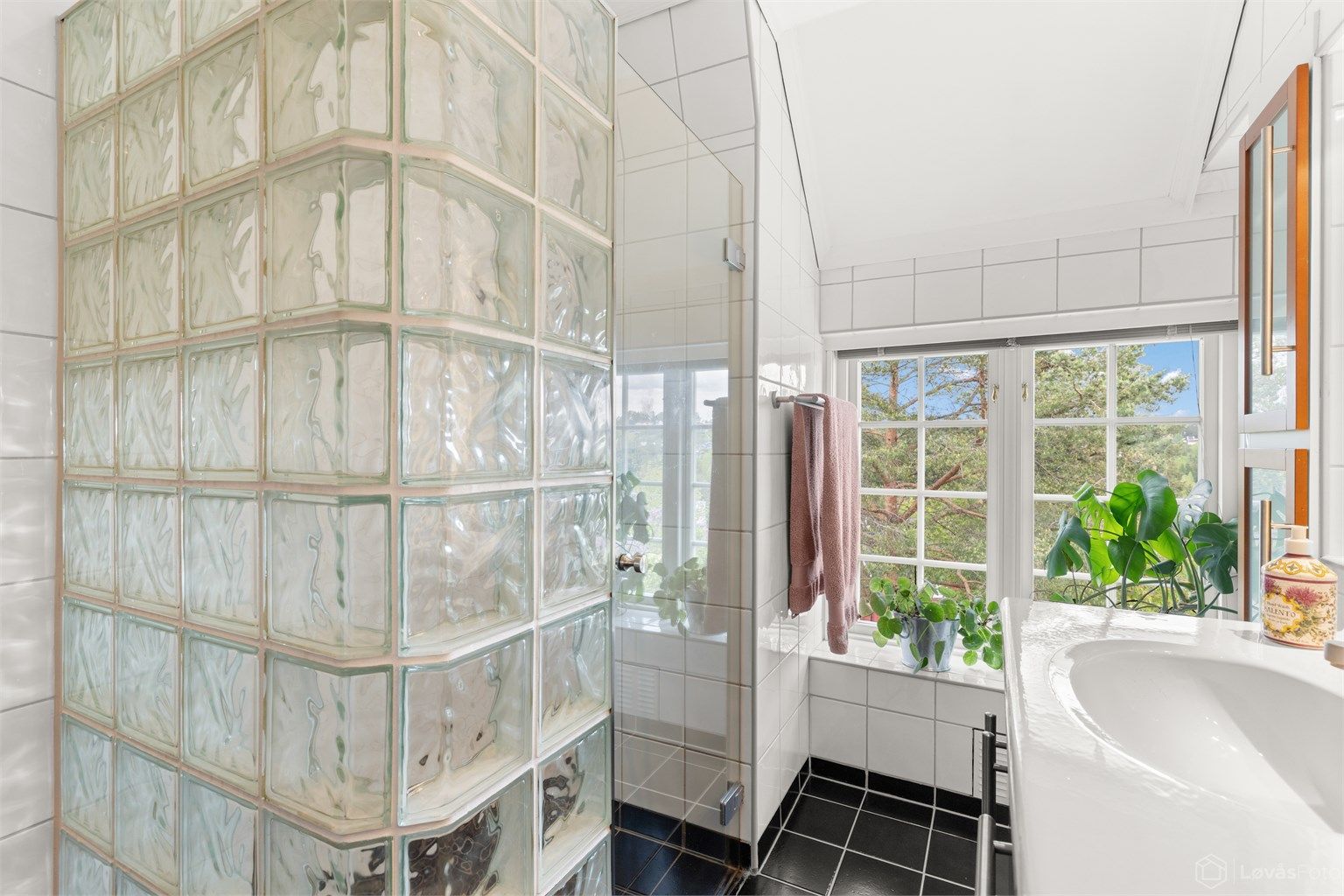 Badet er innredet med bl.a. dusjnisje med glassdør