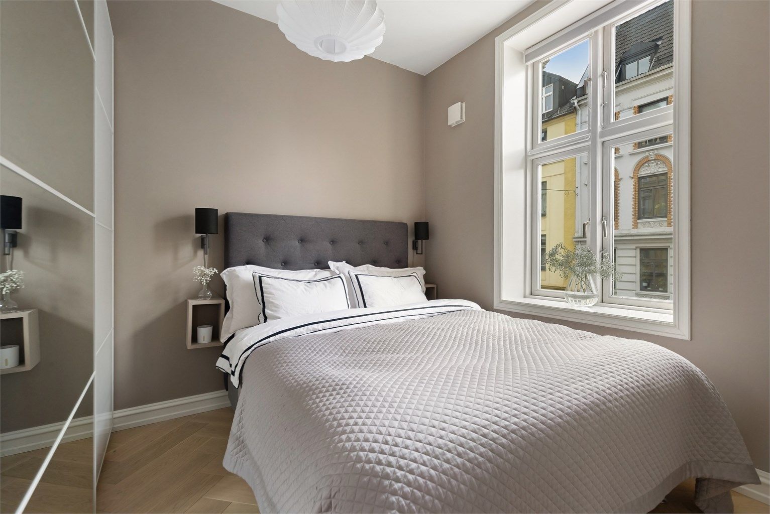 Rommet har en stor skyvedørsgarderobe for rikelig med oppbevaring.