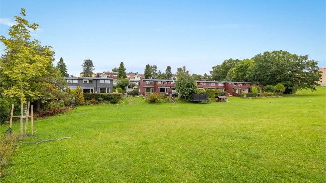 Beliggenheten er perfekt for deg som ønsker en kombinasjon av en sentral beliggenhet og et grønt, rolig bomiljø