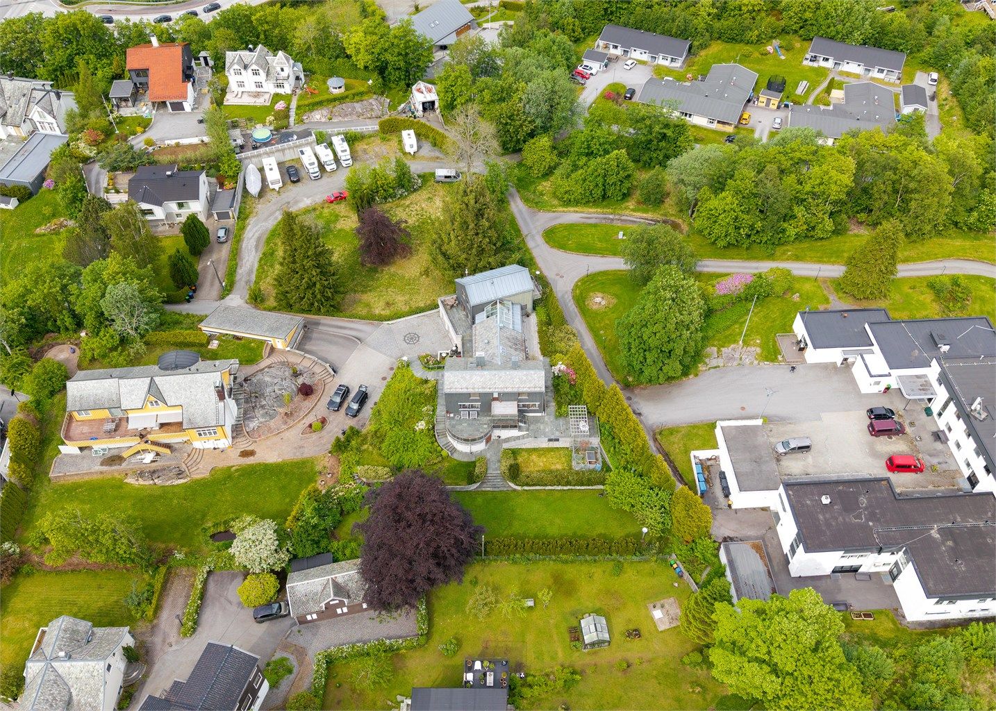 Sentral beliggenhet på Gåseid med busstopp og dagligvarebutikker i nærområdet.