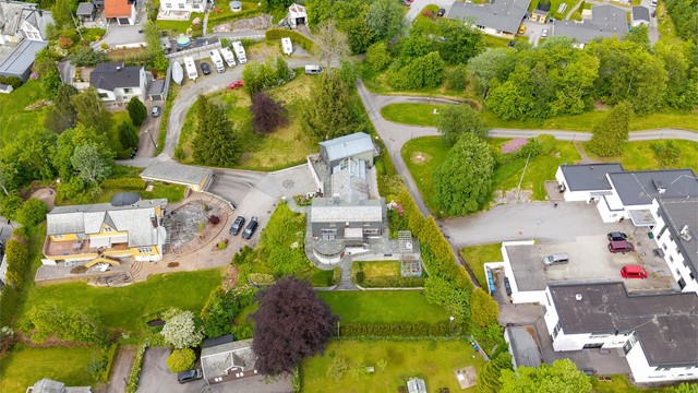 Sentral beliggenhet på Gåseid med busstopp og dagligvarebutikker i nærområdet.