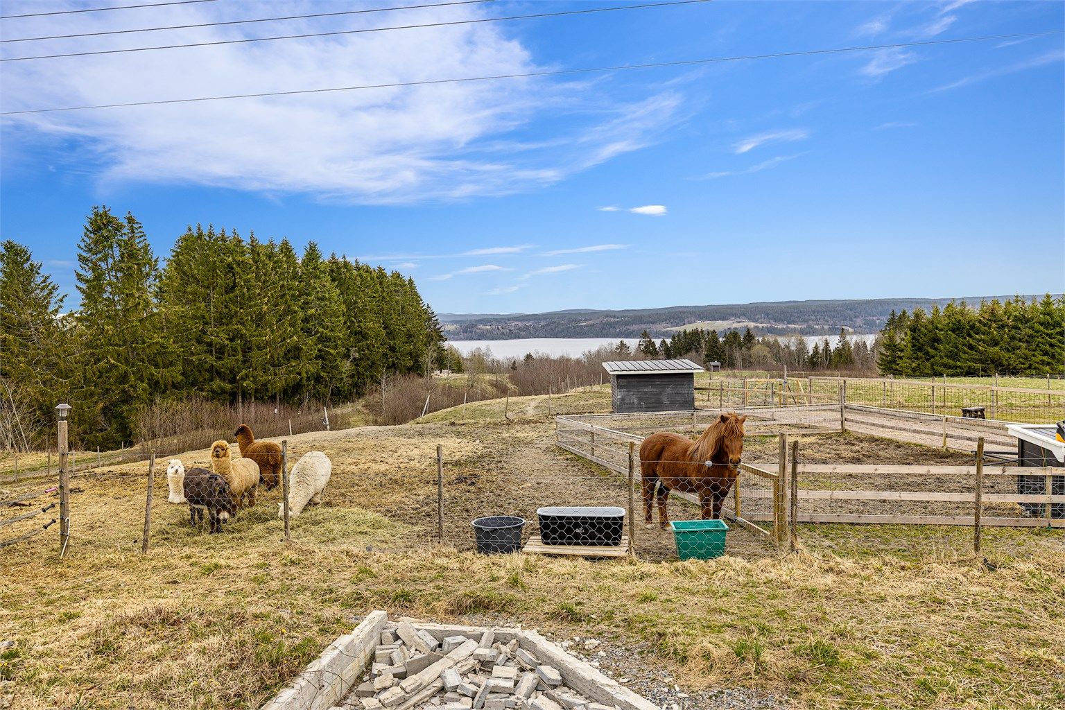 Eiendommen har en flott plassering med utsikt over Øyeren.