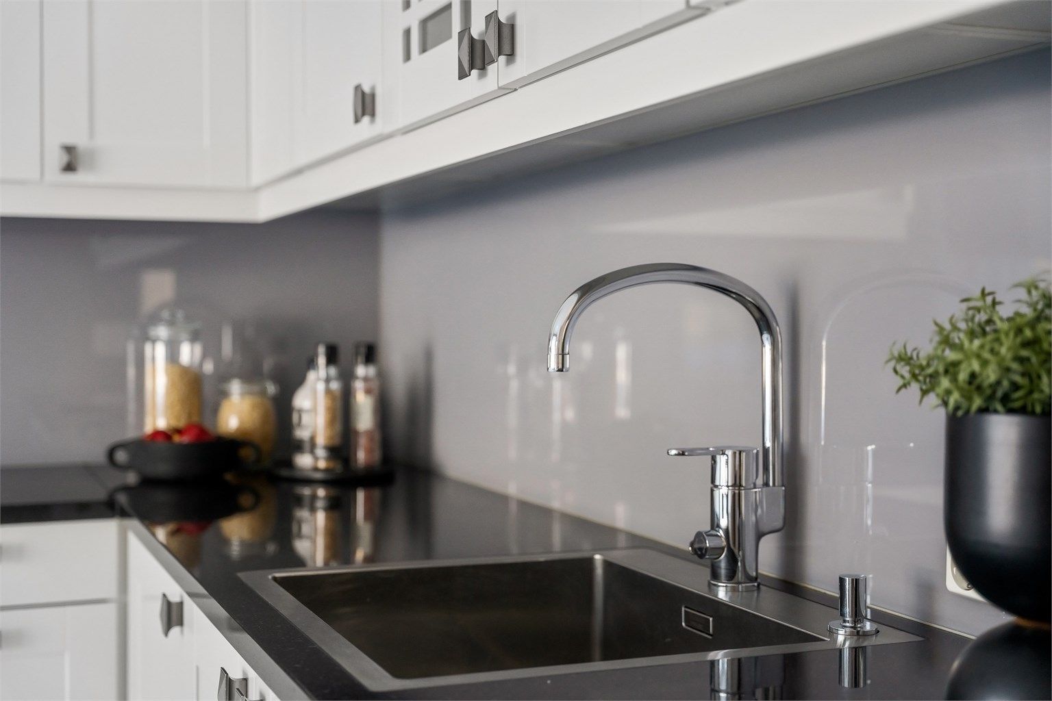 Nedfelt oppvaskkum av rustfritt stål med ett-greps armatur.