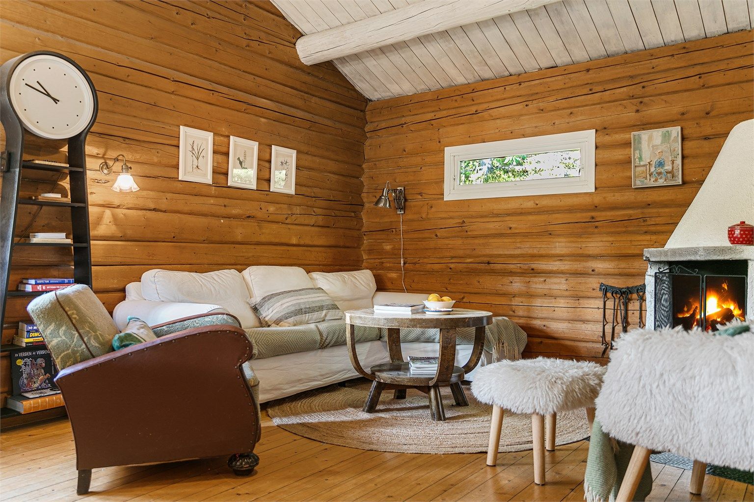 Tradisjonelle materialer med laftet tømmer og hvitmalte åser setter rammen for ekte hyttefølelse.