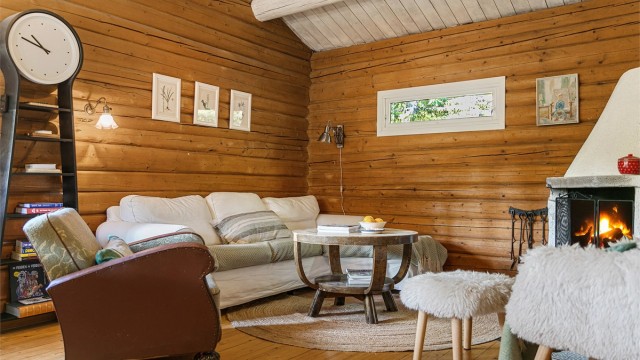 Tradisjonelle materialer med laftet tømmer og hvitmalte åser setter rammen for ekte hyttefølelse.