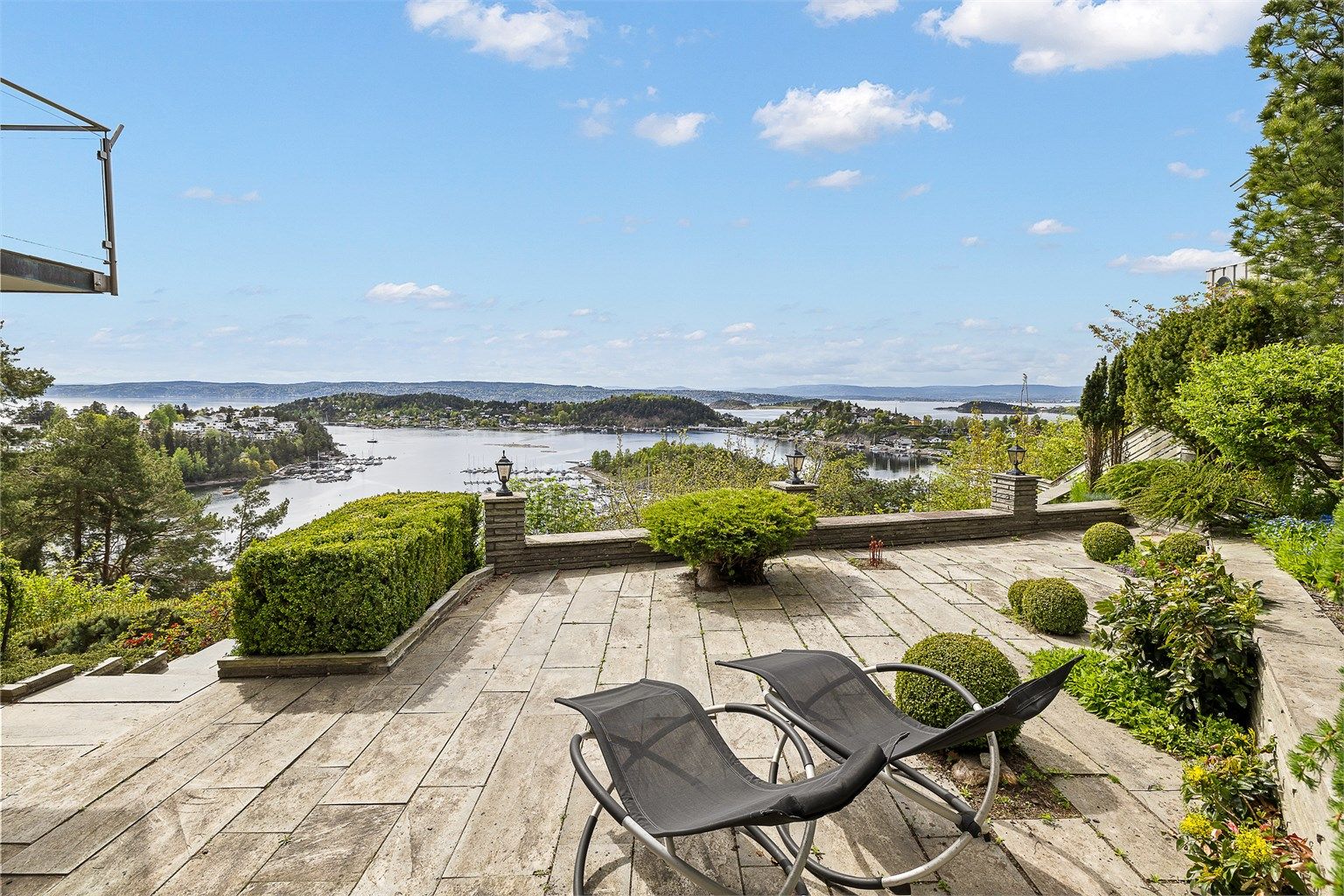 Flott markterrasse med meget gode solforhold og spektakulær utsikt