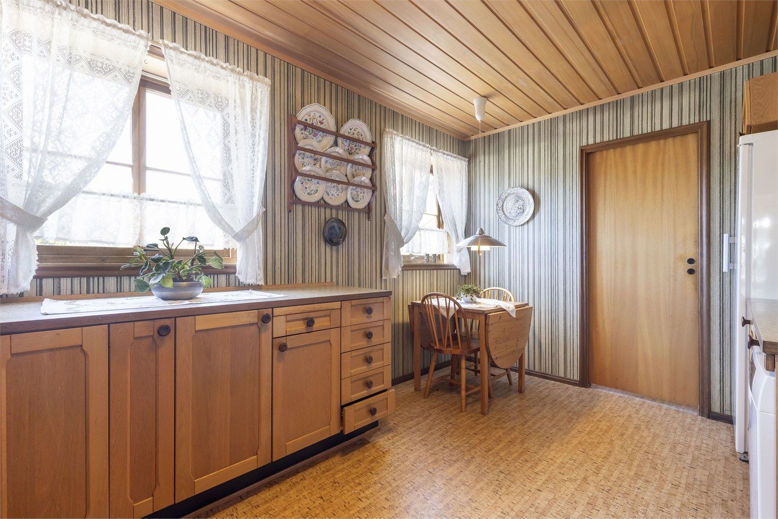 Kjøkken, dør inn til forkjøkken/vaskerom