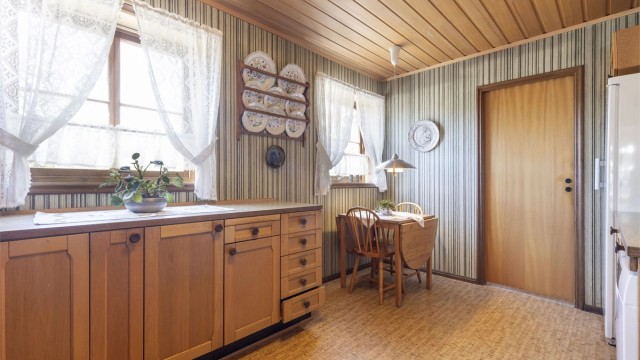 Kjøkken, dør inn til forkjøkken/vaskerom