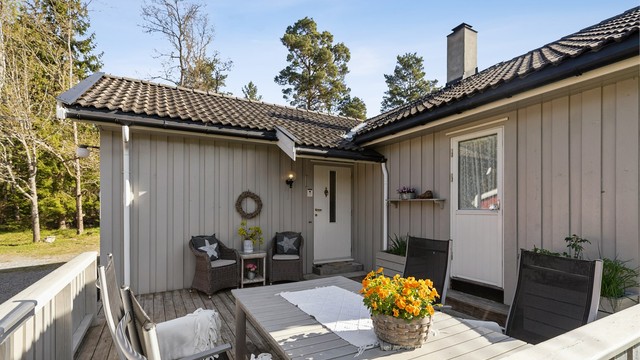Innbydende terrasse i tilknytning til inngangspartiet, perfekt for en hyggelig velkomst og sitteplass.