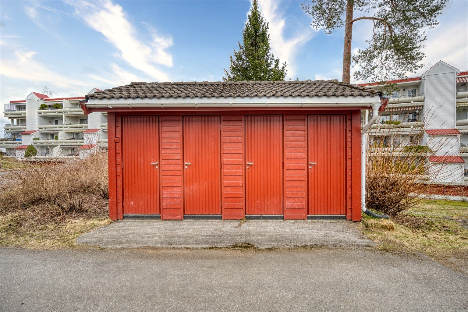 Det felles bodbygget gir ekstra, skjermet lagringsplass for beboerne.