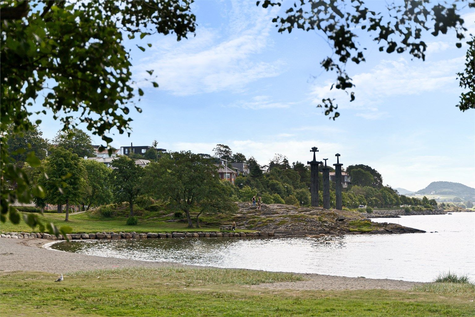 Møllebukta og tre sverd er også i umiddelbar nærhet.
