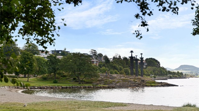 Møllebukta og tre sverd er også i umiddelbar nærhet.