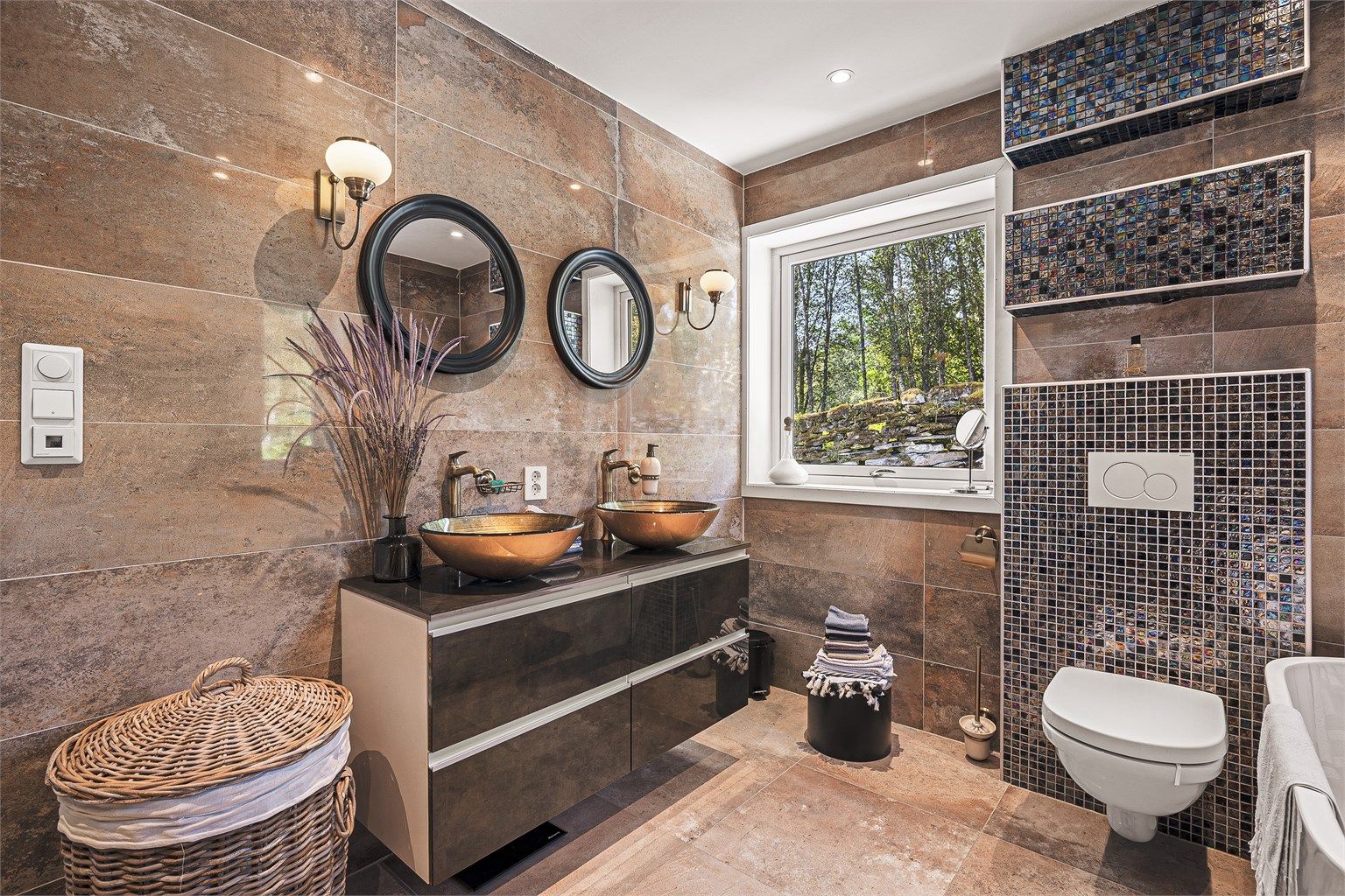 Praktisk bad, med dobbel vask og god belysning.