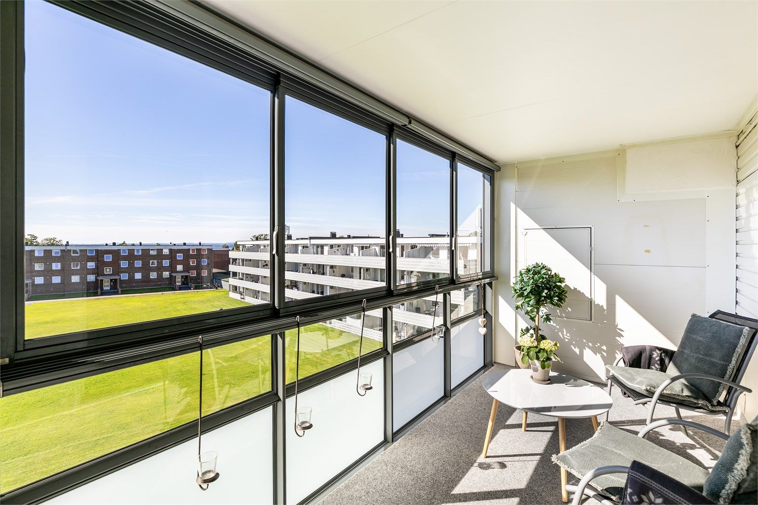 Glassene over verandaens rekkverk kan enkelt åpnes eller lukkes etter eget ønske.
