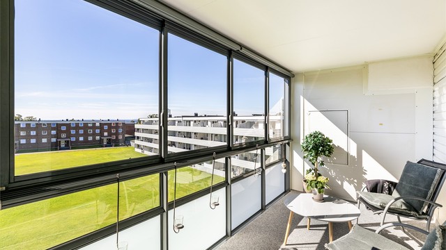 Glassene over verandaens rekkverk kan enkelt åpnes eller lukkes etter eget ønske.