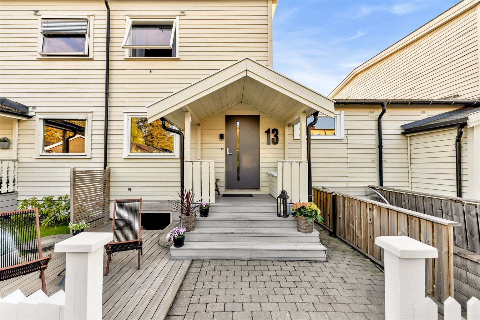 Velkommen inn! Merk egen inngang til kjeller til høyre.