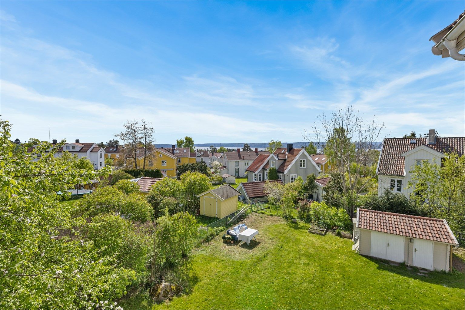 Boligen disponerer egen hagedel. Utsikt fra verandaen til hagen