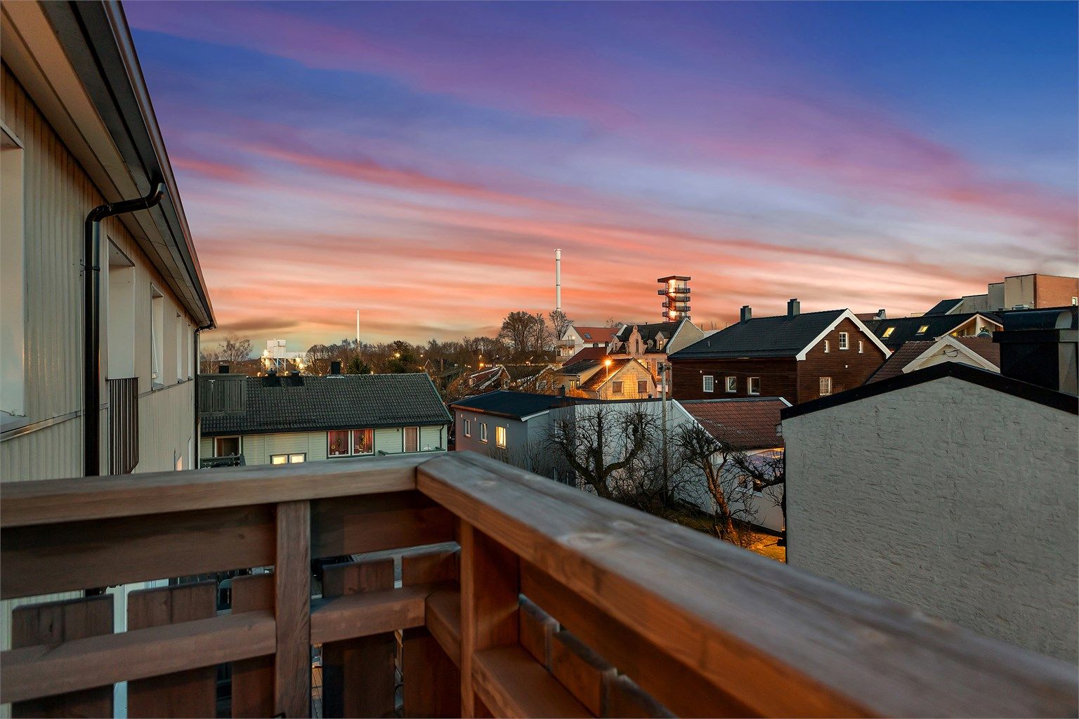 Høyden av fjerde etasje oppleves som luftig og gir et fint utsyn fra balkongen.