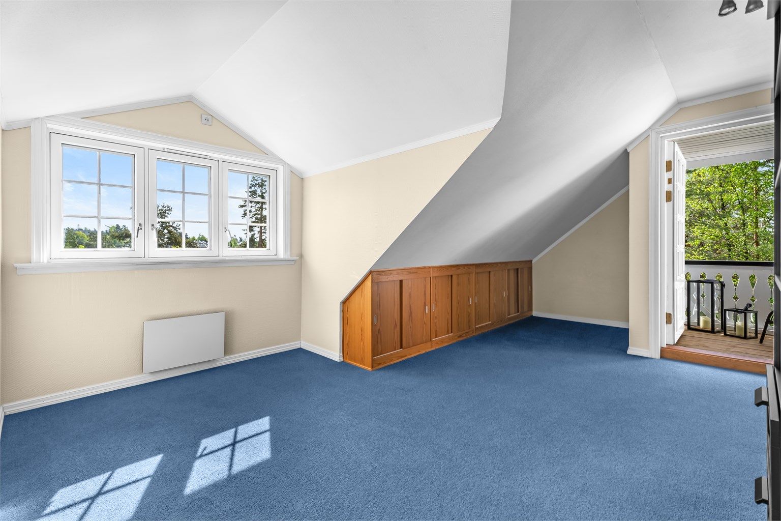 Soverom ll - Utgang fra soverom til balkong på ca. 3,5m².